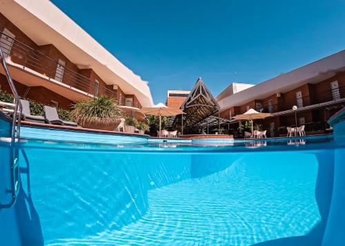 una piscina frente a un hotel en Quality Hotel Wangaratta Gateway, en Wangaratta