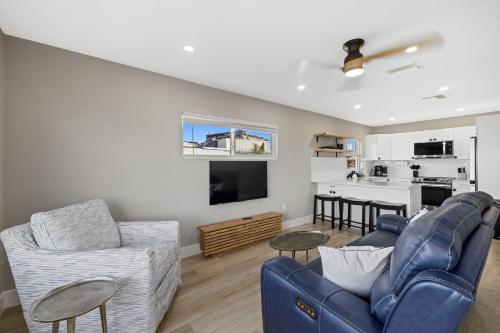 a living room with a blue couch and a kitchen at Chadwick Cove Marina in Englewood