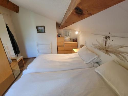 - une chambre avec 2 grands lits blancs dans l'établissement 2 bedroom end of terrace house, au Beausset