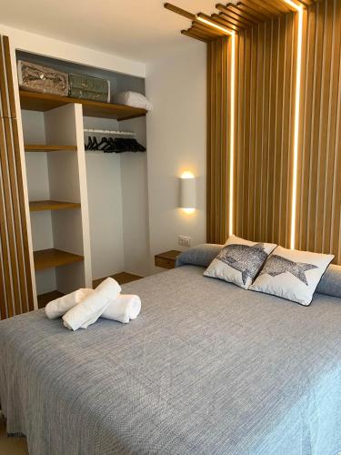 une chambre avec un grand lit avec deux oreillers dans l'établissement Cales de Menorca 6, à Cala Blanca