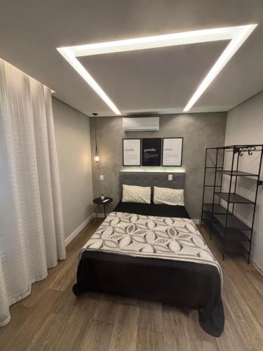 a bedroom with a bed in a room at Apto aconchegante vista mar , tv, wifi e ar - Praia São Vicente in São Vicente