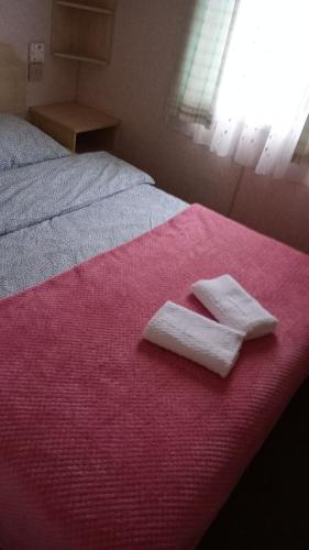 a pair of white towels sitting on a bed at Gosp. Agroturystyczne Stary Gaj in Żerkowice