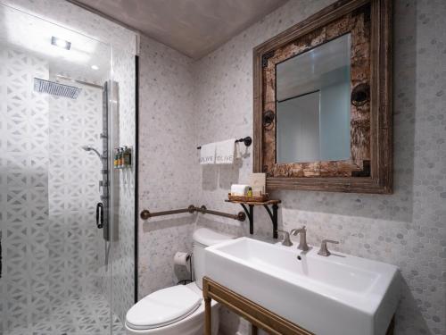 Phòng tắm tại O:Live Boutique Hotel, A Small Luxury Hotel of the World