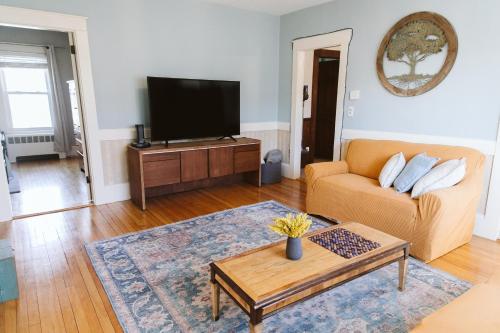 Una sala de estar con un sofá y un televisor. en BIG apartment in the center of it all, en Lewiston