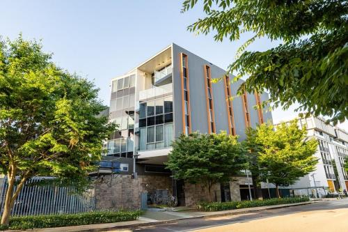 an office building with trees in front of it at Lakefront Modern 2 BDR Apartment with 2 Parking Kingston in Kingston