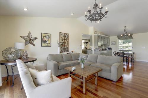 Χώρος καθιστικού στο Napa Vineyard with Stunning Views By Allevo Homes