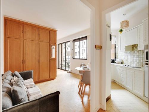 Haven of peace with balcony near Etoile Porte Maillot