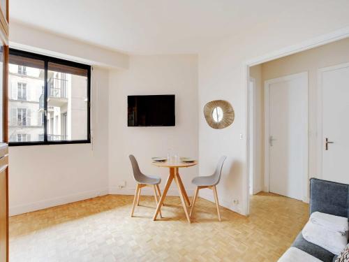 Haven of peace with balcony near Etoile Porte Maillot