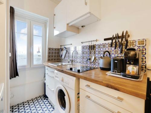 Dapur atau dapur kecil di Charming studio - 18e arrd - Mobility lease