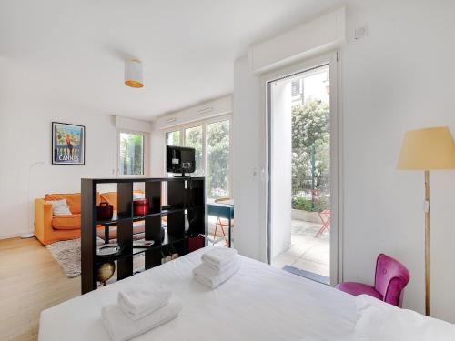 Ένα ή περισσότερα κρεβάτια σε δωμάτιο στο Studio with terrace 2P - Courbevoie