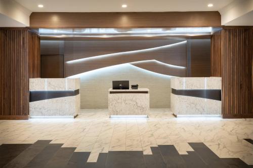 a lobby with a desk with a laptop on it at Marriott Jacksonville in Jacksonville
