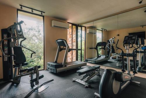 Fitness centrum a/nebo fitness zařízení v ubytování Quiet, Lux, Spacious and Comfy 2bd 2bth Condo,Private Pool, Wifi, AC, 24hr security