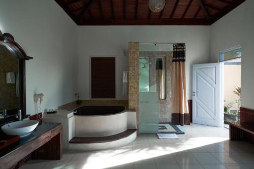 Ένα μπάνιο στο The Beverly Hills Bali Villas Jimbaran