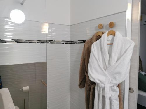 Salle de bains dans l'établissement Au Paradis des oiseaux