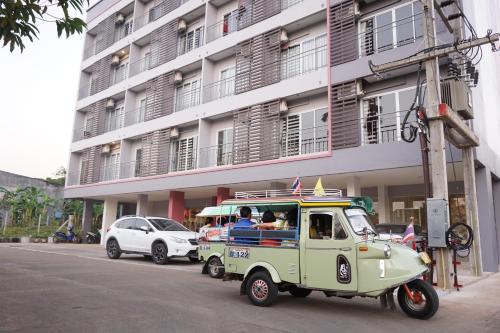 Chompu Nakarin Apartment