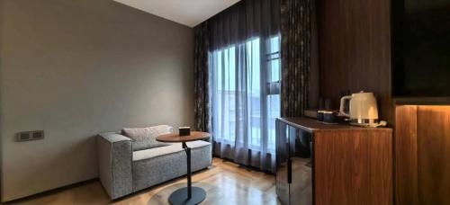 a hotel room with a chair and a window at Shengjing Hotel Beijing Temple of Heaven East Gate Subway Station Branch in Beijing