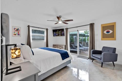 Ένα ή περισσότερα κρεβάτια σε δωμάτιο στο Waterfront House - Solar Heated Pool, Arcade Games