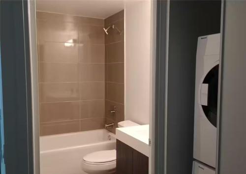 Imagen de la galería de cozy room in a shared 2bedrooms condo, en Toronto