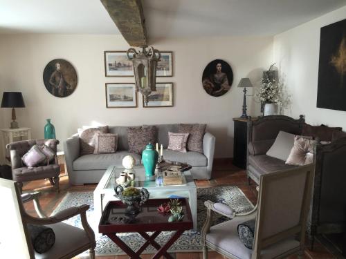 a living room with a couch and a table at B&B les Agapanthes in Gasny