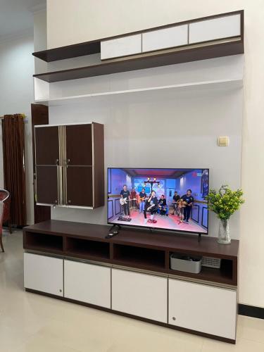 a living room with a tv in a wall at Rdk Homestay in Jarakan