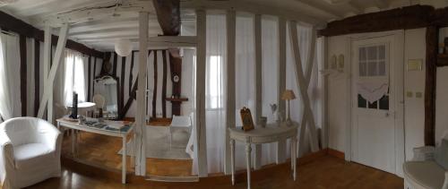 a living room with a table and a white couch at B&B les Agapanthes in Gasny