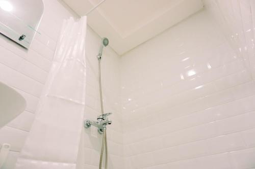 Koupelna v ubytování Modern and Cozy Studio Loft Apartment at Kingland Avenue By Travelio