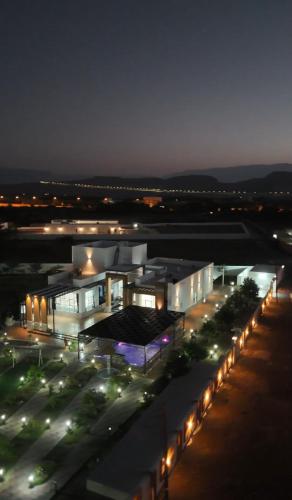 un edificio con muchas luces delante de él en Almaas rooms, en Al Fala