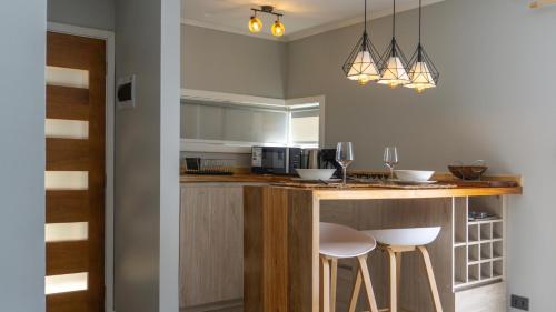 una cucina con bancone e sgabelli di Cabaña 2, Barrio Santa Elena a Valdivia