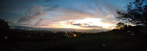 a cloudy sky with the sun in the sky at Hospedaje con relajante Vista in Grecia