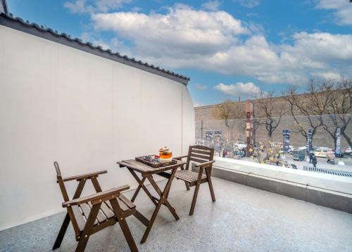 Ein Balkon oder eine Terrasse in der Unterkunft Xi You Hotel禧又 - near Xi'an City Wall, Daming Palace, with ticket service for featured scenic spots ,Paid Airport shuttle and tour charter services available,Welcome gifts and a cup of freshly ground coffee
