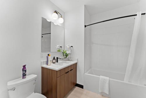 Koupelna v ubytování Furnished Luxury Apartment Close to Boston