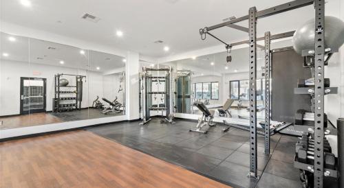 Fitness centrum a/nebo fitness zařízení v ubytování Furnished Luxury Apartment Close to Boston