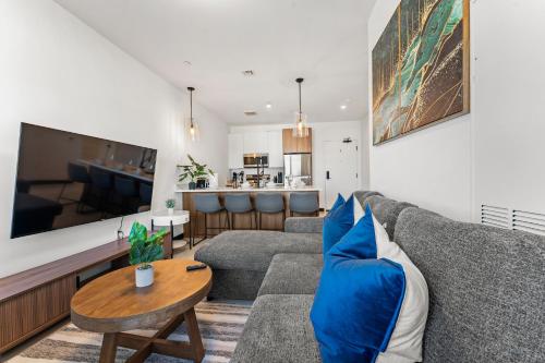 TV a/nebo společenská místnost v ubytování Furnished Luxury Apartment Close to Boston
