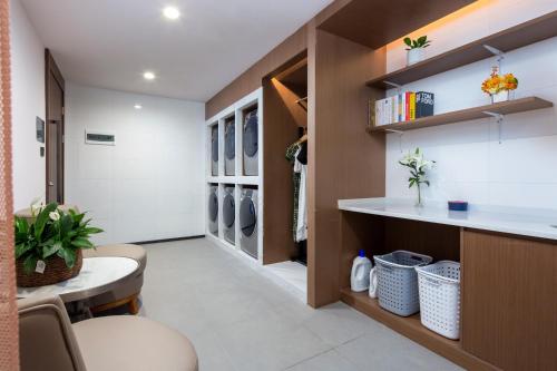 a walk in dressing room with a bench and a closet at Hampton by Hilton Zhangjiajie Tianmen Mountain in Zhangjiajie