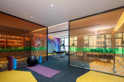 an office with a gym with a fitness center at Hampton by Hilton Zhangjiajie Tianmen Mountain in Zhangjiajie