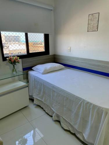 a bedroom with a bed and two windows at Charmosa Cobertura 1103B in Maceió
