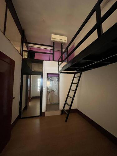 Palanda nebo palandy na pokoji v ubytování One Flat Apartment