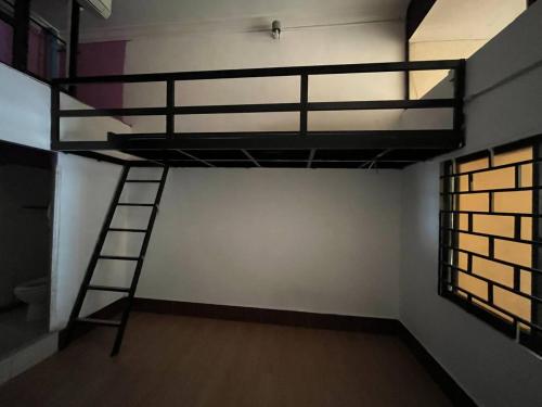 Palanda nebo palandy na pokoji v ubytování One Flat Apartment