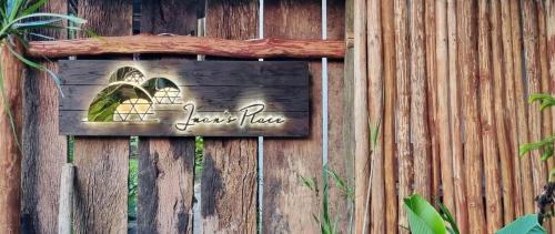 un cartello su una recinzione con la scritta guest house di Juan's Place a Santa Maria