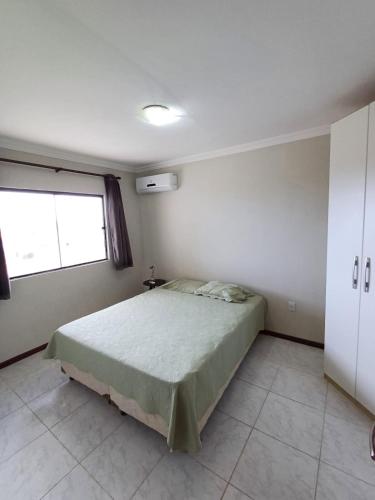 Un ou plusieurs lits dans un hébergement de l'établissement Duplex Mirante dos Golfinhos