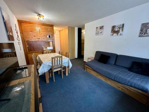 un salon avec un canapé bleu et une table dans l'établissement Appartement 2 pièces Tignes - Balcon, WIFI, 41m² - FR-1-449-194, à Tignes