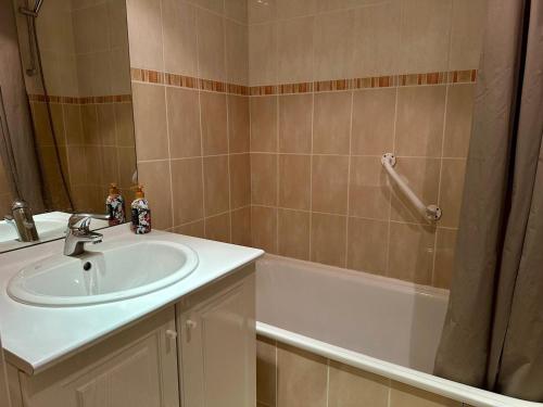 une salle de bain avec un lavabo et une baignoire dans l'établissement Appartement 2 pièces Tignes - Balcon, WIFI, 41m² - FR-1-449-194, à Tignes
