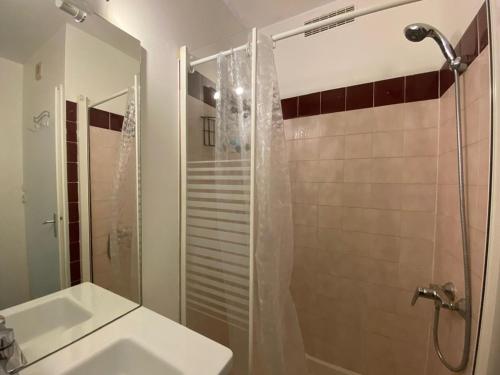 une salle de bain avec une douche avec un lavabo et des toilettes dans l'établissement Appartement cosy au port de Capbreton avec parking privé et animaux acceptés - FR-1-413-251, à Capbreton