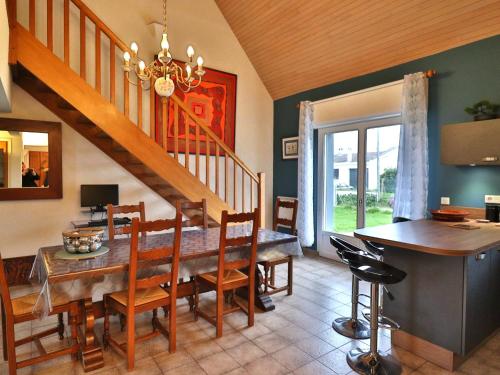 une salle à manger avec une table à manger et un escalier dans l'établissement Maison confortable 3 chambres, jardin, proche plages & bourg, WiFi, parking - FR-1-813-15, à Groix