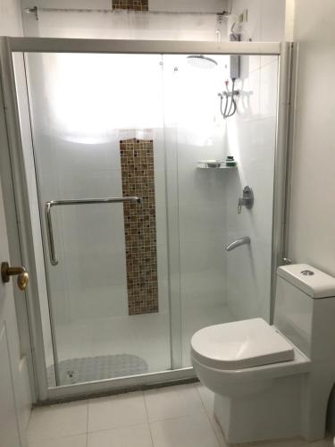 宿务Villa 2, Apple One Banawa Heights的带淋浴和卫生间的浴室