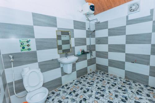 un bagno con un water e un lavandino di Phong Nha Garden House a Phong Nha