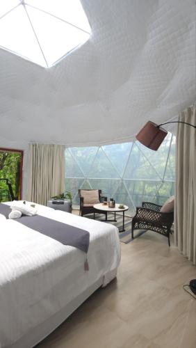 una camera da letto con un letto e una grande finestra di Juan's Place a Santa Maria