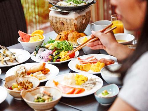 ホテルの敷地内または近くでの食事または食べ物