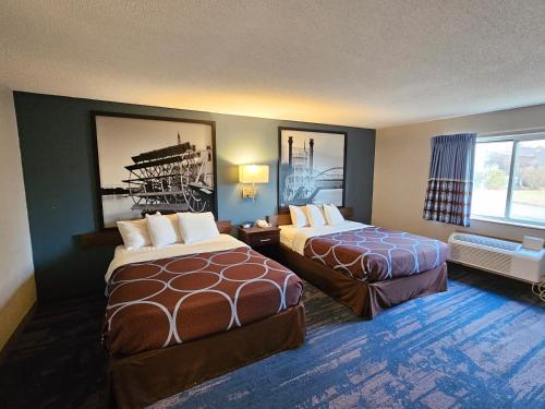 Postel nebo postele na pokoji v ubytování Northwood Inn - Prairie Du Chien