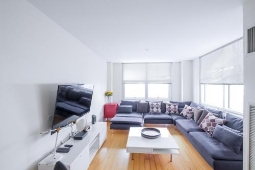 Μια τηλεόραση ή/και κέντρο ψυχαγωγίας στο Furnished Apartment in Downtown